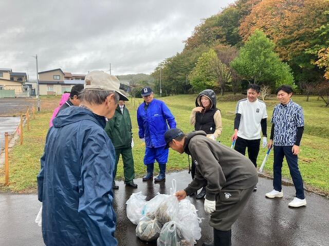 第１R第１Z函館LC・北檜山LCパークゴルフ大会終了後、雨の中で清掃事業を行った。