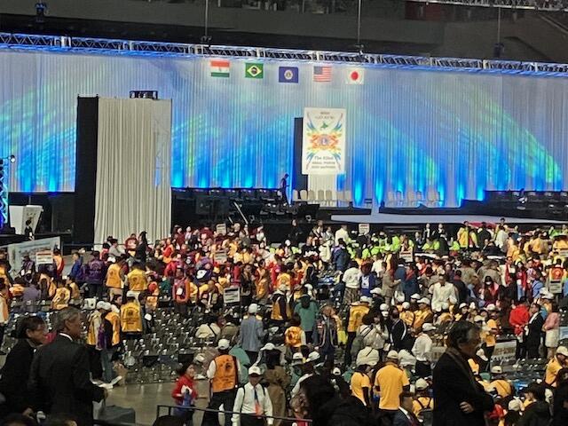 世界各地区から約1万人以上が出席し花吹雪を合図にオープニング。実行委員長より４１年ぶりの札幌大会です札幌を堪能してもらい、各種セミナーを通してライオンズ知識と交流を深めて下さいと挨拶。北斗LCからは１５名が参加。モンゴル代表として白鵬（現役時代から東京クラブのライオンズマン）が壇上で紹介された。
