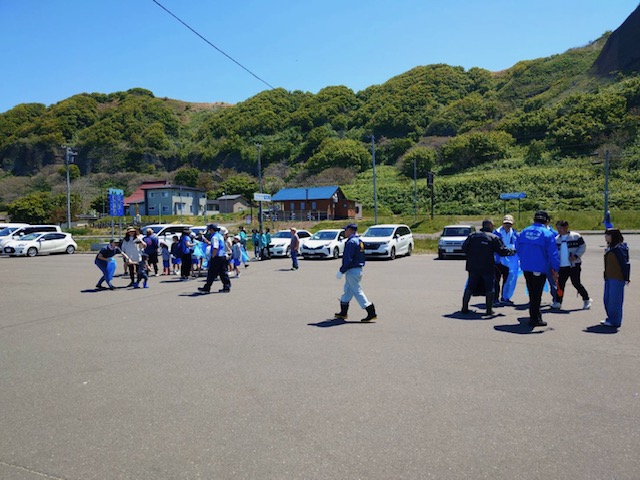 三本杉海水浴場の清掃を行った