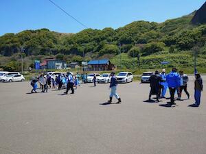 三本杉海水浴場の清掃を行った