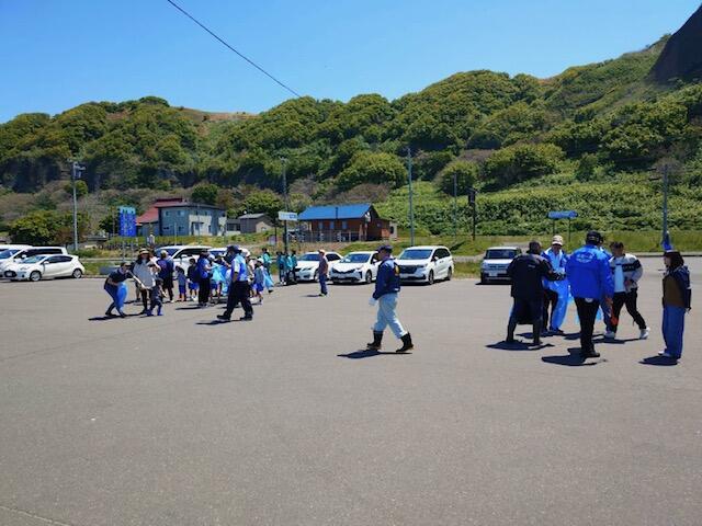 三本杉海水浴場の清掃を行った